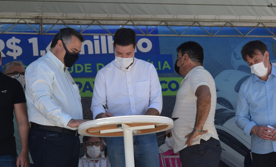 O Governo do Estado realizou mais uma entrega dos carros para Estratégia da Saúde da Família (ESF) neste sábado (13). Agora, os 15 municípios da 7ª Regional de Saúde de Pato Branco foram beneficiados com a doação de 43 automóveis, em um investimento de mais de R$ 1,4 milhão. - Pato Branco, 13/11/2021 - Foto: Américo Antonio/SESA