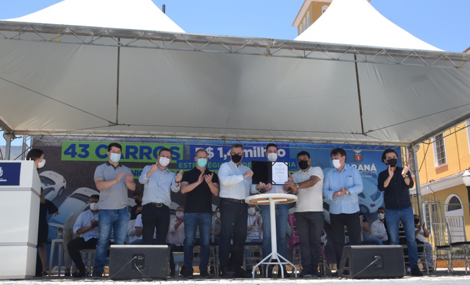 O Governo do Estado realizou mais uma entrega dos carros para Estratégia da Saúde da Família (ESF) neste sábado (13). Agora, os 15 municípios da 7ª Regional de Saúde de Pato Branco foram beneficiados com a doação de 43 automóveis, em um investimento de mais de R$ 1,4 milhão. - Pato Branco, 13/11/2021 - Foto: Américo Antonio/SESA