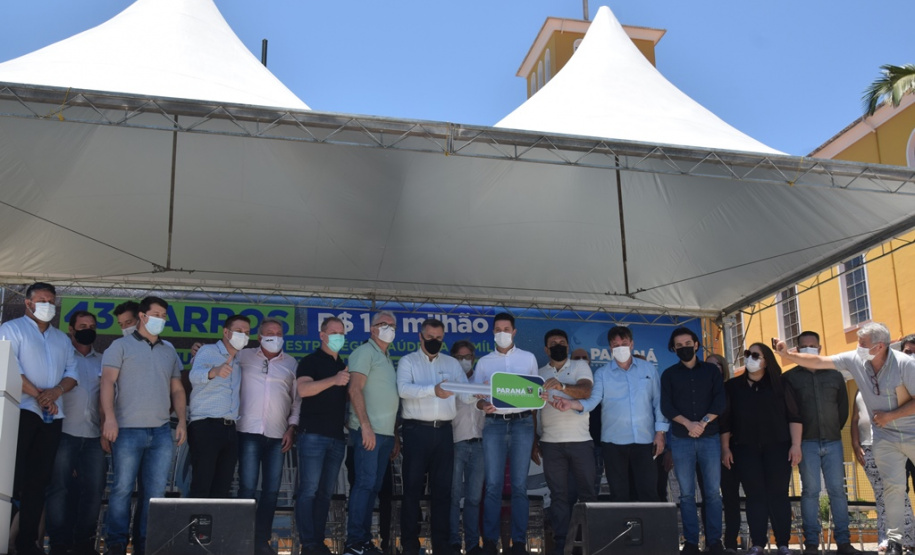 O Governo do Estado realizou mais uma entrega dos carros para Estratégia da Saúde da Família (ESF) neste sábado (13). Agora, os 15 municípios da 7ª Regional de Saúde de Pato Branco foram beneficiados com a doação de 43 automóveis, em um investimento de mais de R$ 1,4 milhão. - Pato Branco, 13/11/2021 - Foto: Américo Antonio/SESA