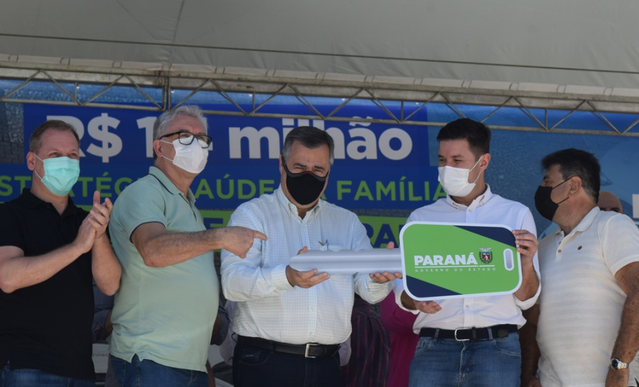 O Governo do Estado realizou mais uma entrega dos carros para Estratégia da Saúde da Família (ESF) neste sábado (13). Agora, os 15 municípios da 7ª Regional de Saúde de Pato Branco foram beneficiados com a doação de 43 automóveis, em um investimento de mais de R$ 1,4 milhão. - Pato Branco, 13/11/2021 - Foto: Américo Antonio/SESA