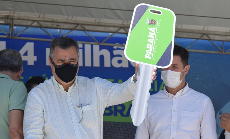 O Governo do Estado realizou mais uma entrega dos carros para Estratégia da Saúde da Família (ESF) neste sábado (13). Agora, os 15 municípios da 7ª Regional de Saúde de Pato Branco foram beneficiados com a doação de 43 automóveis, em um investimento de mais de R$ 1,4 milhão. - Pato Branco, 13/11/2021 - Foto: Américo Antonio/SESA