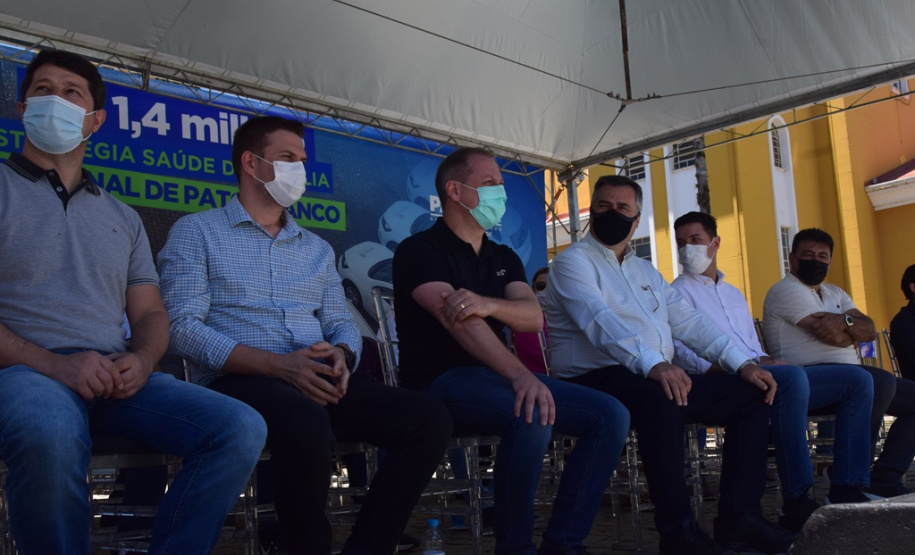 O Governo do Estado realizou mais uma entrega dos carros para Estratégia da Saúde da Família (ESF) neste sábado (13). Agora, os 15 municípios da 7ª Regional de Saúde de Pato Branco foram beneficiados com a doação de 43 automóveis, em um investimento de mais de R$ 1,4 milhão. - Pato Branco, 13/11/2021 - Foto: Américo Antonio/SESA