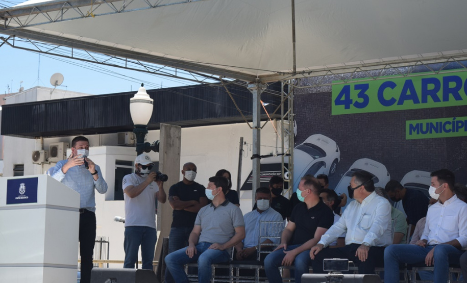 O Governo do Estado realizou mais uma entrega dos carros para Estratégia da Saúde da Família (ESF) neste sábado (13). Agora, os 15 municípios da 7ª Regional de Saúde de Pato Branco foram beneficiados com a doação de 43 automóveis, em um investimento de mais de R$ 1,4 milhão. - Pato Branco, 13/11/2021 - Foto: Américo Antonio/SESA