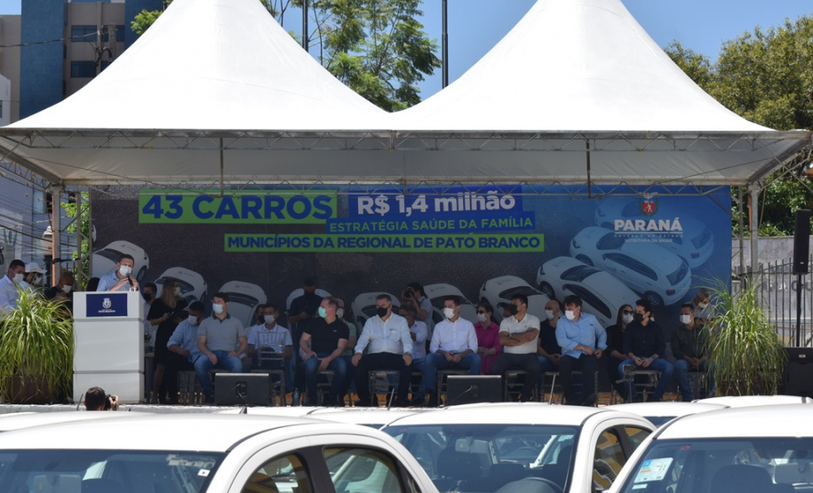 O Governo do Estado realizou mais uma entrega dos carros para Estratégia da Saúde da Família (ESF) neste sábado (13). Agora, os 15 municípios da 7ª Regional de Saúde de Pato Branco foram beneficiados com a doação de 43 automóveis, em um investimento de mais de R$ 1,4 milhão. - Pato Branco, 13/11/2021 - Foto: Américo Antonio/SESA