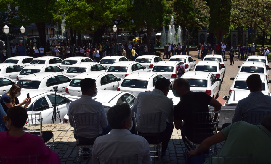 O Governo do Estado realizou mais uma entrega dos carros para Estratégia da Saúde da Família (ESF) neste sábado (13). Agora, os 15 municípios da 7ª Regional de Saúde de Pato Branco foram beneficiados com a doação de 43 automóveis, em um investimento de mais de R$ 1,4 milhão. - Pato Branco, 13/11/2021 - Foto: Américo Antonio/SESA