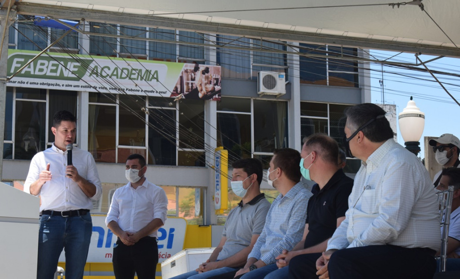 O Governo do Estado realizou mais uma entrega dos carros para Estratégia da Saúde da Família (ESF) neste sábado (13). Agora, os 15 municípios da 7ª Regional de Saúde de Pato Branco foram beneficiados com a doação de 43 automóveis, em um investimento de mais de R$ 1,4 milhão. - Pato Branco, 13/11/2021 - Foto: Américo Antonio/SESA