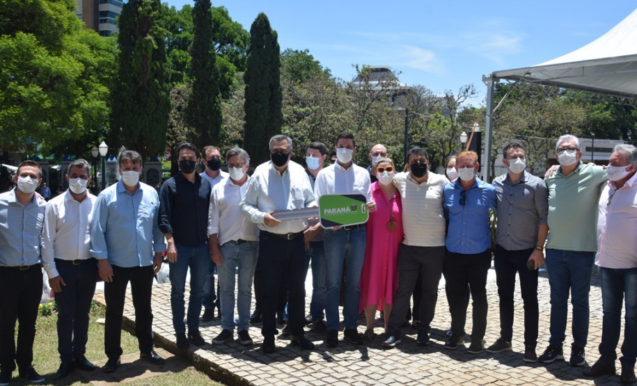 O Governo do Estado realizou mais uma entrega dos carros para Estratégia da Saúde da Família (ESF) neste sábado (13). Agora, os 15 municípios da 7ª Regional de Saúde de Pato Branco foram beneficiados com a doação de 43 automóveis, em um investimento de mais de R$ 1,4 milhão. - Pato Branco, 13/11/2021 - Foto: Américo Antonio/SESA