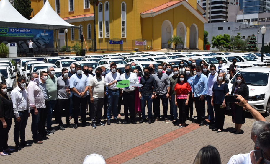 O Governo do Estado realizou mais uma entrega dos carros para Estratégia da Saúde da Família (ESF) neste sábado (13). Agora, os 15 municípios da 7ª Regional de Saúde de Pato Branco foram beneficiados com a doação de 43 automóveis, em um investimento de mais de R$ 1,4 milhão. - Pato Branco, 13/11/2021 - Foto: Américo Antonio/SESA