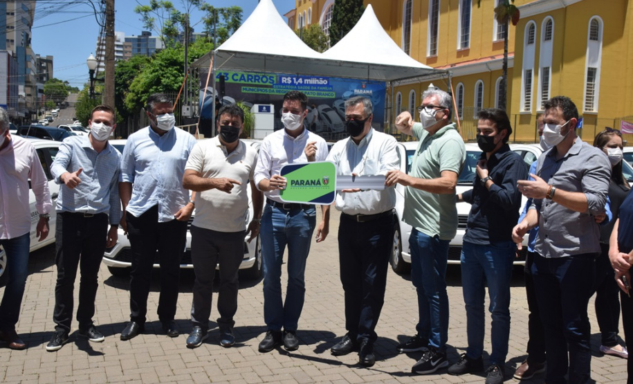 O Governo do Estado realizou mais uma entrega dos carros para Estratégia da Saúde da Família (ESF) neste sábado (13). Agora, os 15 municípios da 7ª Regional de Saúde de Pato Branco foram beneficiados com a doação de 43 automóveis, em um investimento de mais de R$ 1,4 milhão. - Pato Branco, 13/11/2021 - Foto: Américo Antonio/SESA