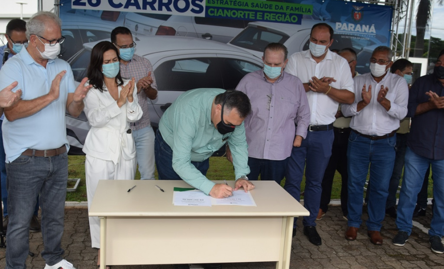Estado entrega 26 veículos à Regional de Saúde de Cianorte e assina convênio de R$ 5,1 milhões