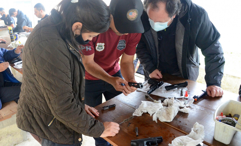Polícia Civil promove cursos de atualização de armamento e tiro em Curitiba - Foto: PCPR