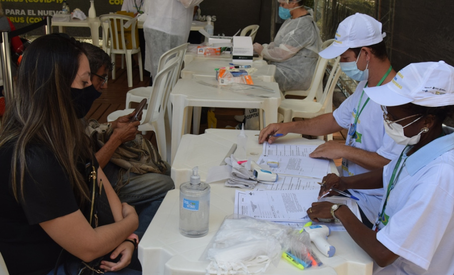 Paraná e ministérios do Brasil e Paraguai promovem testagem e vacinação na fronteira