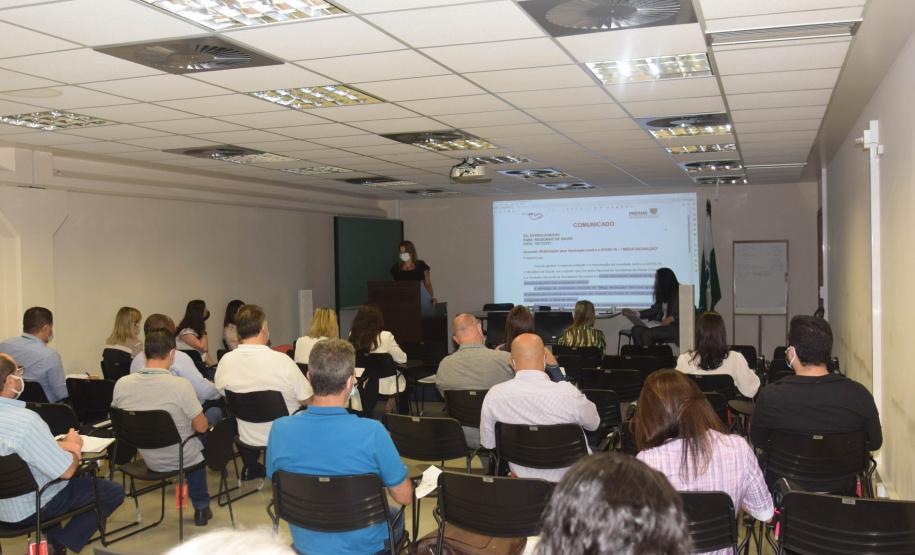 O secretário de Estado da Saúde, Beto Preto, reuniu as 22 Regionais nesta segunda-feira (22) para alinhar novas ações da pasta, de maneira descentralizada. Cada uma das regionais foi representada pelo diretor ou servidor responsável para expor dificuldades e dúvidas nos mais diversos assuntos relacionados ao futuro da Saúde do Estado. - Curitiba, 22/11/2021 - Foto: Américo Antonio/SESA