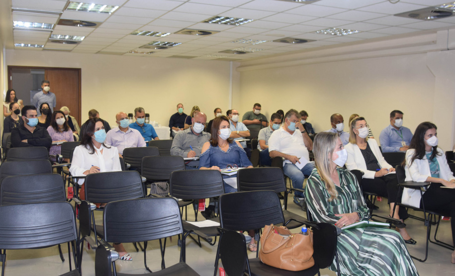 O secretário de Estado da Saúde, Beto Preto, reuniu as 22 Regionais nesta segunda-feira (22) para alinhar novas ações da pasta, de maneira descentralizada. Cada uma das regionais foi representada pelo diretor ou servidor responsável para expor dificuldades e dúvidas nos mais diversos assuntos relacionados ao futuro da Saúde do Estado. - Curitiba, 22/11/2021 - Foto: Américo Antonio/SESA