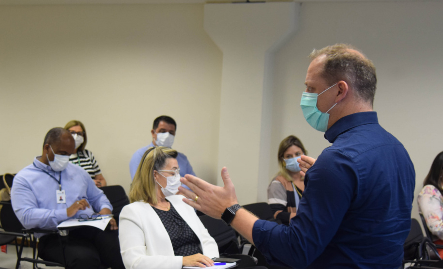 O secretário de Estado da Saúde, Beto Preto, reuniu as 22 Regionais nesta segunda-feira (22) para alinhar novas ações da pasta, de maneira descentralizada. Cada uma das regionais foi representada pelo diretor ou servidor responsável para expor dificuldades e dúvidas nos mais diversos assuntos relacionados ao futuro da Saúde do Estado. - Curitiba, 22/11/2021 - Foto: Américo Antonio/SESA