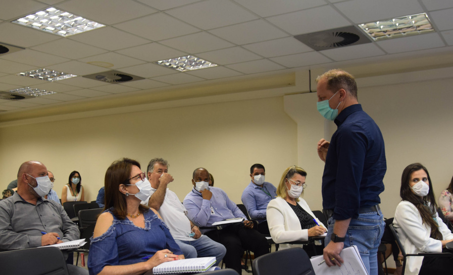 O secretário de Estado da Saúde, Beto Preto, reuniu as 22 Regionais nesta segunda-feira (22) para alinhar novas ações da pasta, de maneira descentralizada. Cada uma das regionais foi representada pelo diretor ou servidor responsável para expor dificuldades e dúvidas nos mais diversos assuntos relacionados ao futuro da Saúde do Estado. - Curitiba, 22/11/2021 - Foto: Américo Antonio/SESA