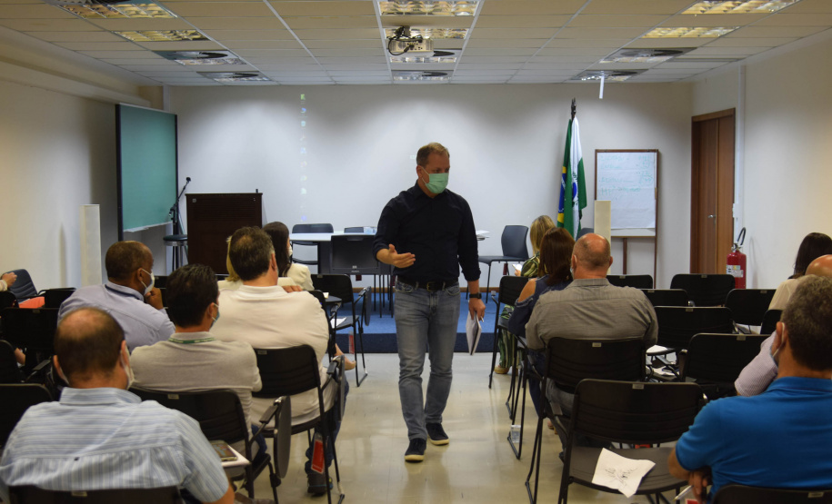 O secretário de Estado da Saúde, Beto Preto, reuniu as 22 Regionais nesta segunda-feira (22) para alinhar novas ações da pasta, de maneira descentralizada. Cada uma das regionais foi representada pelo diretor ou servidor responsável para expor dificuldades e dúvidas nos mais diversos assuntos relacionados ao futuro da Saúde do Estado. - Curitiba, 22/11/2021 - Foto: Américo Antonio/SESA