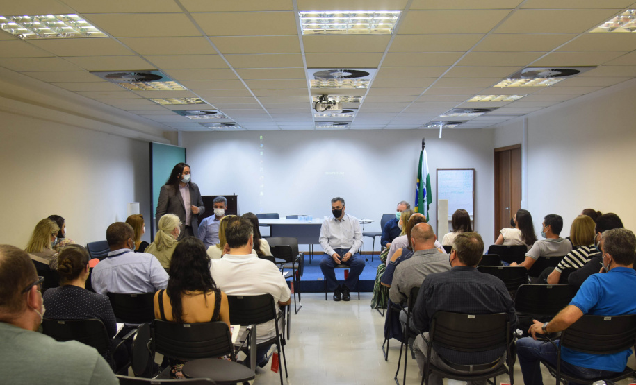 O secretário de Estado da Saúde, Beto Preto, reuniu as 22 Regionais nesta segunda-feira (22) para alinhar novas ações da pasta, de maneira descentralizada. Cada uma das regionais foi representada pelo diretor ou servidor responsável para expor dificuldades e dúvidas nos mais diversos assuntos relacionados ao futuro da Saúde do Estado. - Curitiba, 22/11/2021 - Foto: Américo Antonio/SESA