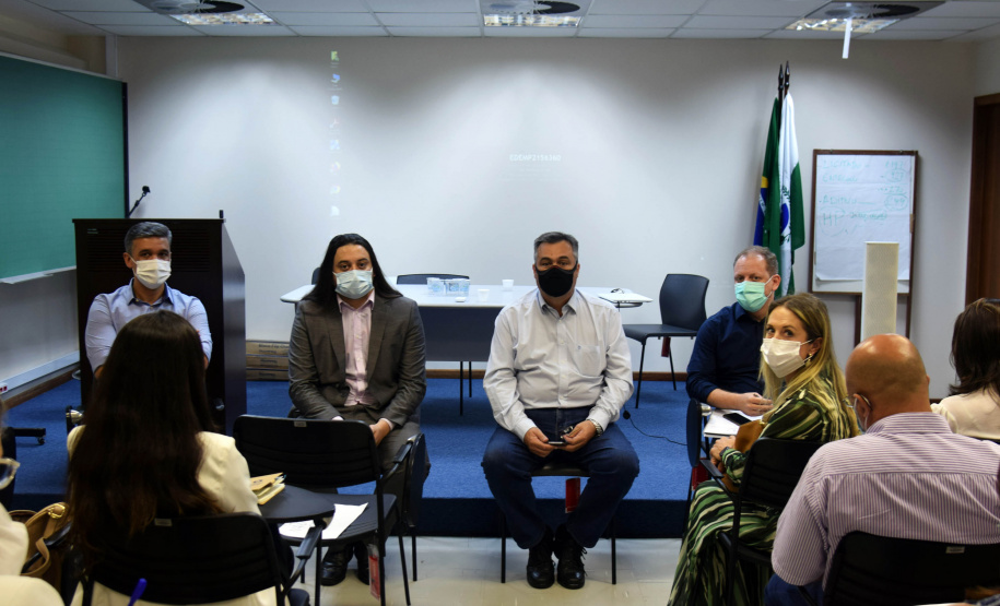 O secretário de Estado da Saúde, Beto Preto, reuniu as 22 Regionais nesta segunda-feira (22) para alinhar novas ações da pasta, de maneira descentralizada. Cada uma das regionais foi representada pelo diretor ou servidor responsável para expor dificuldades e dúvidas nos mais diversos assuntos relacionados ao futuro da Saúde do Estado. - Curitiba, 22/11/2021 - Foto: Américo Antonio/SESA