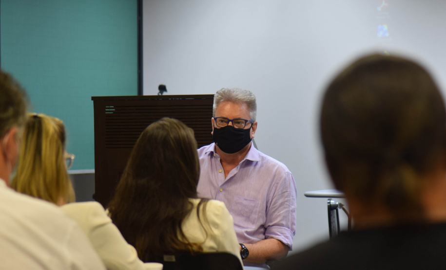 O secretário de Estado da Saúde, Beto Preto, reuniu as 22 Regionais nesta segunda-feira (22) para alinhar novas ações da pasta, de maneira descentralizada. Cada uma das regionais foi representada pelo diretor ou servidor responsável para expor dificuldades e dúvidas nos mais diversos assuntos relacionados ao futuro da Saúde do Estado. - Curitiba, 22/11/2021 - Foto: Américo Antonio/SESA