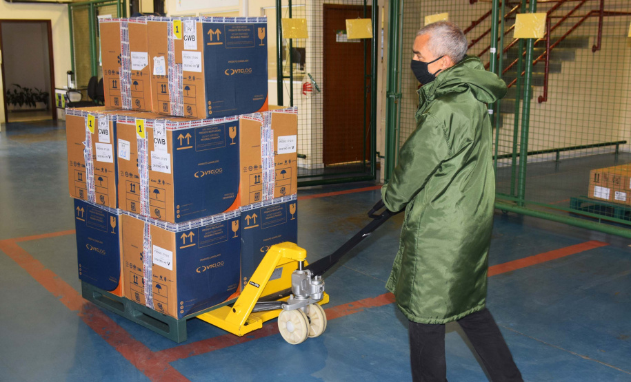 Mais 67,8 mil vacinas contra a Covid-19 chegaram ao Paraná nesta terça-feira. Foto: Américo Antonio/SESA