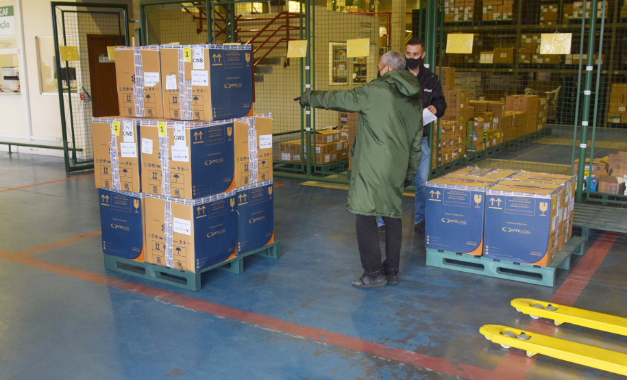 Mais 67,8 mil vacinas contra a Covid-19 chegaram ao Paraná nesta terça-feira. Foto: Américo Antonio/SESA