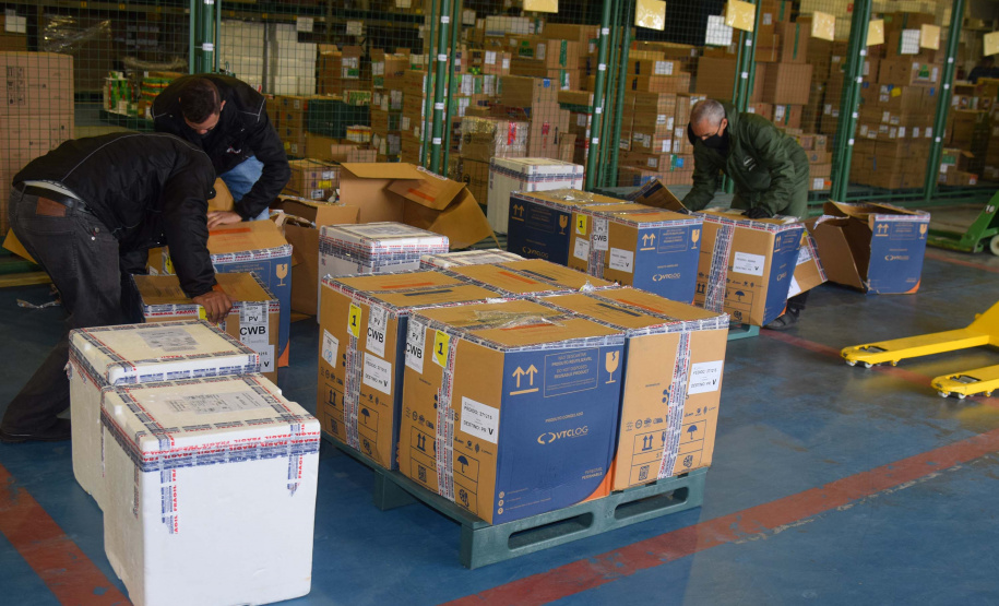 Mais 67,8 mil vacinas contra a Covid-19 chegaram ao Paraná nesta terça-feira. Foto: Américo Antonio/SESA