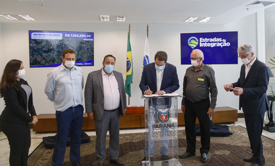 09.11.2021 - Governador Carlos Massa Ratinho Junior assina programa Estradas da Integração.