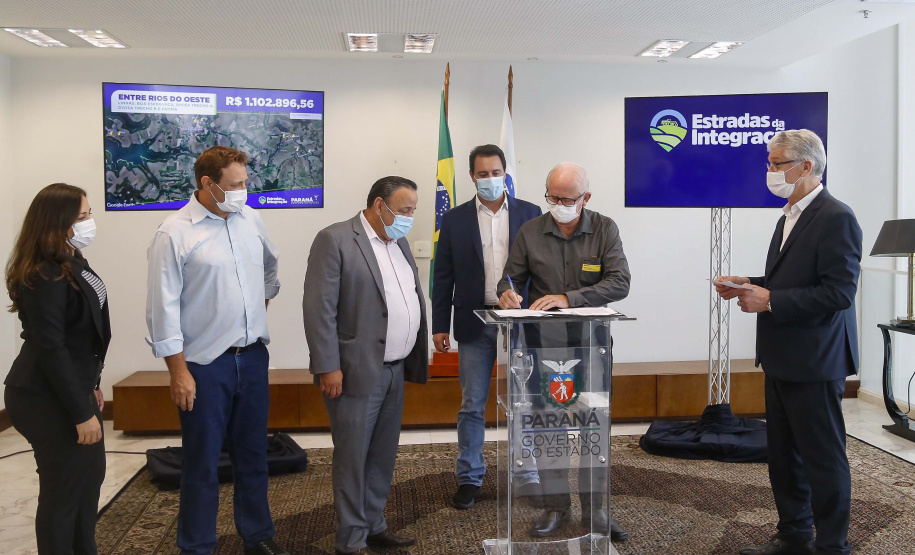 09.11.2021 - Governador Carlos Massa Ratinho Junior assina programa Estradas da Integração.