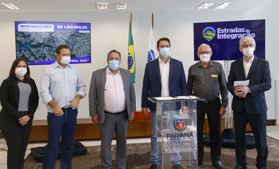 09.11.2021 - Governador Carlos Massa Ratinho Junior assina programa Estradas da Integração.