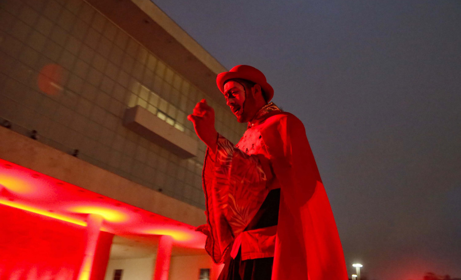 Primeira apresentação do Natal no Palácio Iguaçu é um espetáculo de fogos, luzes e música