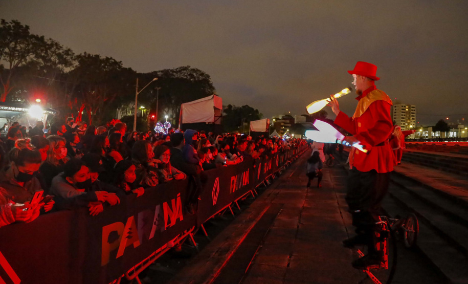 Primeira apresentação do Natal no Palácio Iguaçu é um espetáculo de fogos, luzes e música