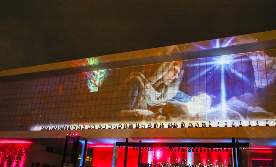 Primeira apresentação do Natal no Palácio Iguaçu é um espetáculo de fogos, luzes e música