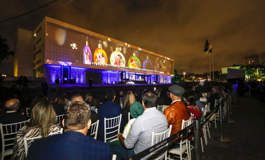 Primeira apresentação do Natal no Palácio Iguaçu é um espetáculo de fogos, luzes e música