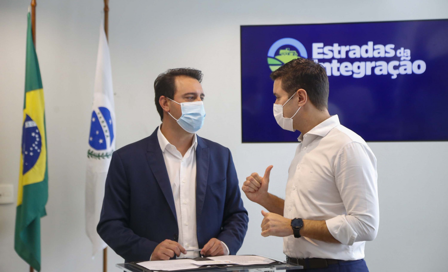 09.11.2021 - Governador Carlos Massa Ratinho Junior assina programa Estradas da Integração.