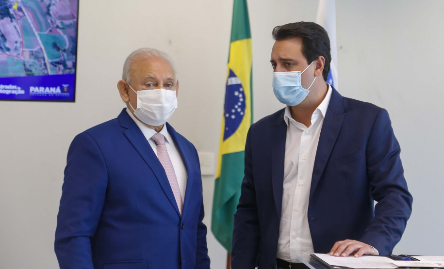 09.11.2021 - Governador Carlos Massa Ratinho Junior assina programa Estradas da Integração.