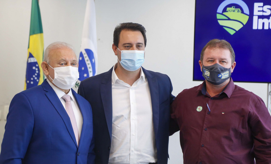 09.11.2021 - Governador Carlos Massa Ratinho Junior assina programa Estradas da Integração.