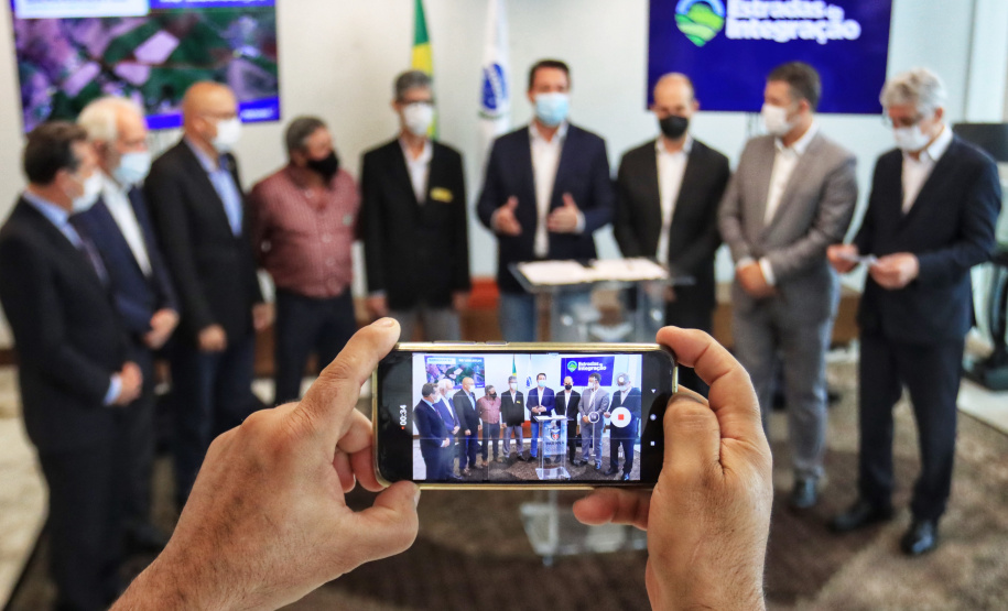 09.11.2021 - Governador Carlos Massa Ratinho Junior assina programa Estradas da Integração.