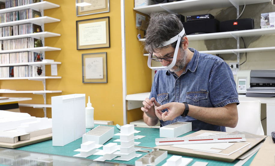 O Museu Oscar Niemeyer (MON) realiza uma série de encontros com o tema arquitetura. Nesta sexta-feira (26/11), às 19h, acontecerá o primeiro, no qual estarão presentes o arquiteto e pesquisador Sérgio Moacir Marques (PROPAR-UFRGS) e a arquiteta e professora Paula Zasnicoff Cardoso (Arquitetos Associados / UNI-BH / Ibmec), com mediação do arquiteto e professor Rodrigo Sartori Jabur (UFPR). - Curitiba, 25/11/2021.