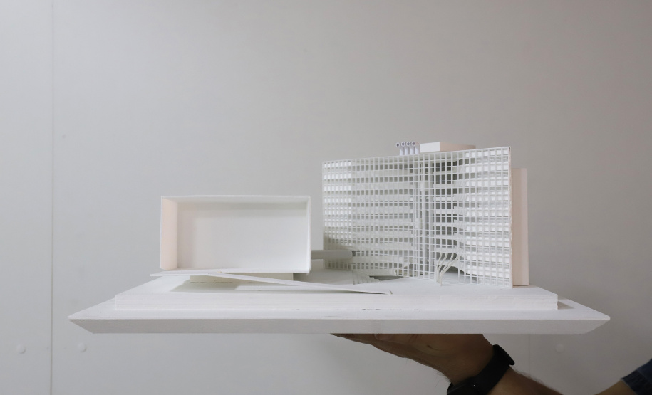 O Museu Oscar Niemeyer (MON) realiza uma série de encontros com o tema arquitetura. Nesta sexta-feira (26/11), às 19h, acontecerá o primeiro, no qual estarão presentes o arquiteto e pesquisador Sérgio Moacir Marques (PROPAR-UFRGS) e a arquiteta e professora Paula Zasnicoff Cardoso (Arquitetos Associados / UNI-BH / Ibmec), com mediação do arquiteto e professor Rodrigo Sartori Jabur (UFPR). - Curitiba, 25/11/2021.