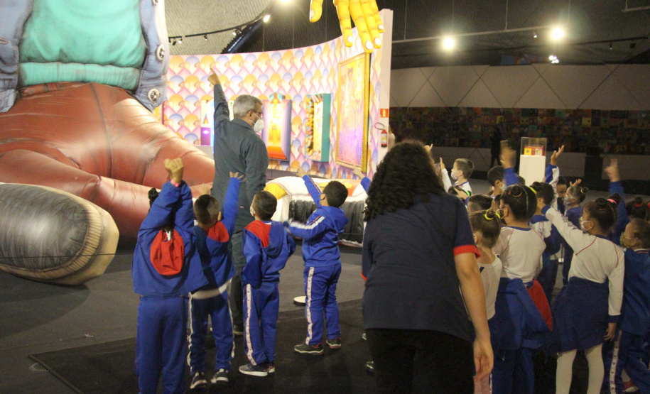 Crianças da Vila Torres, de Curitiba, visitam o MON pela primeira vez. Foto: Ricardo Freire/MON