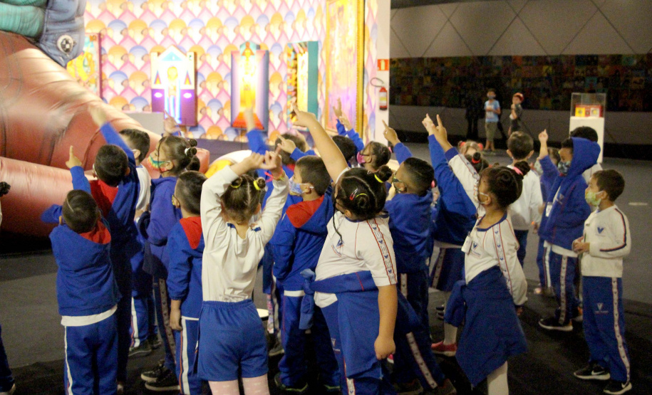 Crianças da Vila Torres, de Curitiba, visitam o MON pela primeira vez. Foto: Ricardo Freire/MON