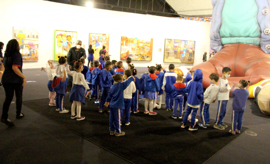 Crianças da Vila Torres, de Curitiba, visitam o MON pela primeira vez. Foto: Ricardo Freire/MON