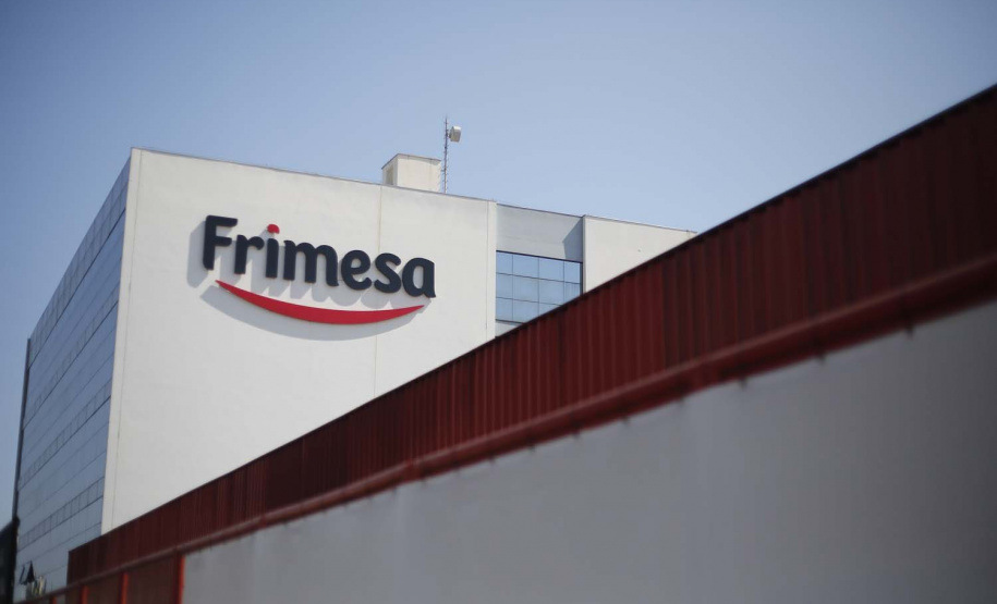 A industrialização avança a passos largos para os municípios menos populosos do Paraná. Um levantamento da Invest Paraná, braço do Governo do Estado responsável pela prospecção e atração de investimentos, a partir das licenças emitidas revela que as cidades de menor porte atraíram aplicações de R$ 15,9 bilhões da iniciativa privada desde 2019. Dentro deste pacote estão 483 ações em localidades de porte médio (R$ 2 bilhões e 95 acordos), pequeno (R$ 13,65 bilhões e 359 acordos) e micro (R$ 256 milhões em 29