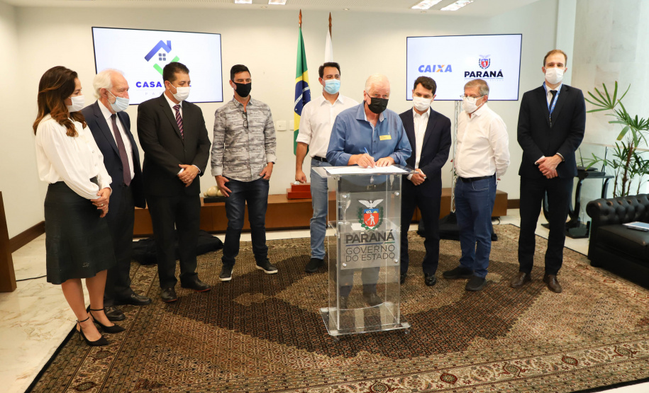 O governador Carlos Massa Ratinho Junior assinou nesta terça-feira (23) a liberação de mais R$ 71,7 milhões para o programa Casa Fácil Paraná, que financia o valor de entrada de moradias a famílias com renda de até três salários mínimos. Foto: Ari Dias/ AEN.