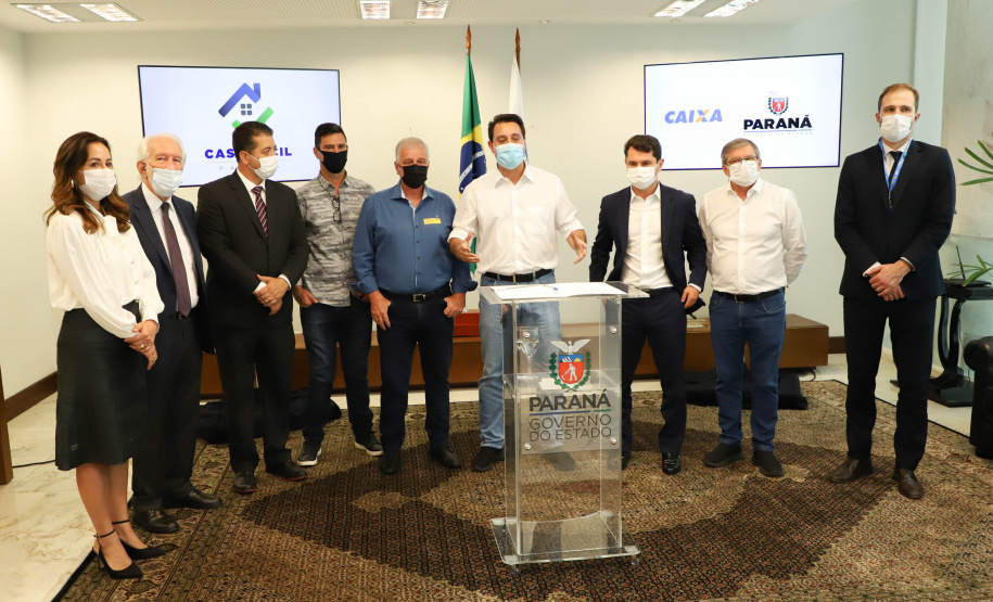 O governador Carlos Massa Ratinho Junior assinou nesta terça-feira (23) a liberação de mais R$ 71,7 milhões para o programa Casa Fácil Paraná, que financia o valor de entrada de moradias a famílias com renda de até três salários mínimos. Foto: Ari Dias/ AEN.