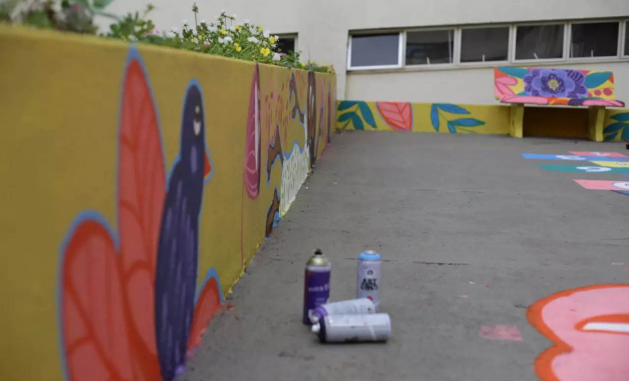 A pediatria do Hospital Universitário do Oeste do Paraná (Huop) ganhou mais cor nesta terça-feira (09). Crianças e adolescentes internados no hospital tiveram a oportunidade de colocar a mão na massa durante a oficina de graffite na unidade. Com pincel e tinta na mão, a expectativa foi deixar o espaço renovado, e ainda ter o contato com uma experiência única. - Cascavel, 10/121/2021 - Foto: UNIOESTE