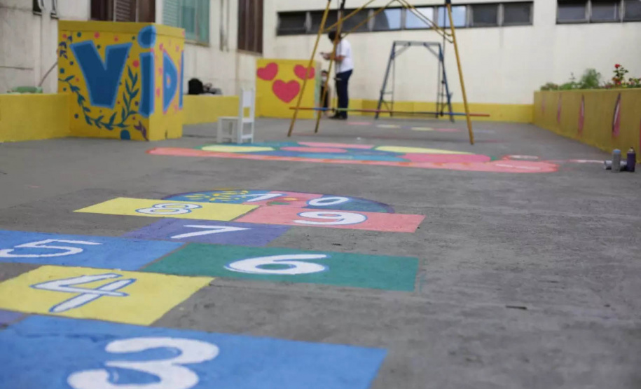 A pediatria do Hospital Universitário do Oeste do Paraná (Huop) ganhou mais cor nesta terça-feira (09). Crianças e adolescentes internados no hospital tiveram a oportunidade de colocar a mão na massa durante a oficina de graffite na unidade. Com pincel e tinta na mão, a expectativa foi deixar o espaço renovado, e ainda ter o contato com uma experiência única. - Cascavel, 10/121/2021 - Foto: UNIOESTE