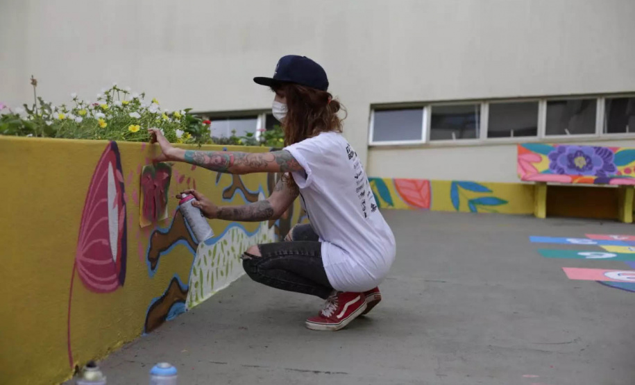 A pediatria do Hospital Universitário do Oeste do Paraná (Huop) ganhou mais cor nesta terça-feira (09). Crianças e adolescentes internados no hospital tiveram a oportunidade de colocar a mão na massa durante a oficina de graffite na unidade. Com pincel e tinta na mão, a expectativa foi deixar o espaço renovado, e ainda ter o contato com uma experiência única. - Cascavel, 10/121/2021 - Foto: UNIOESTE