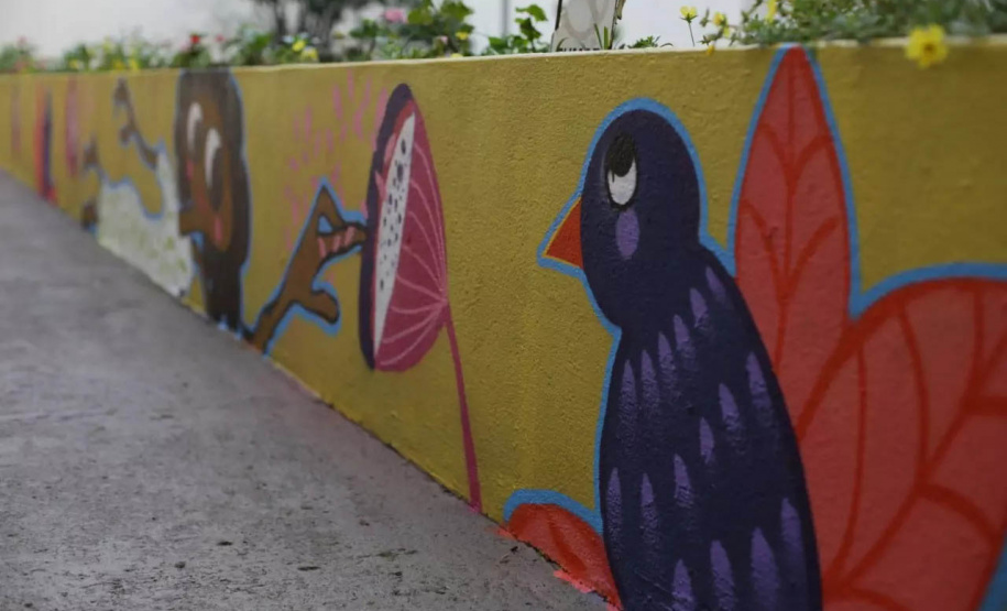 A pediatria do Hospital Universitário do Oeste do Paraná (Huop) ganhou mais cor nesta terça-feira (09). Crianças e adolescentes internados no hospital tiveram a oportunidade de colocar a mão na massa durante a oficina de graffite na unidade. Com pincel e tinta na mão, a expectativa foi deixar o espaço renovado, e ainda ter o contato com uma experiência única. - Cascavel, 10/121/2021 - Foto: UNIOESTE